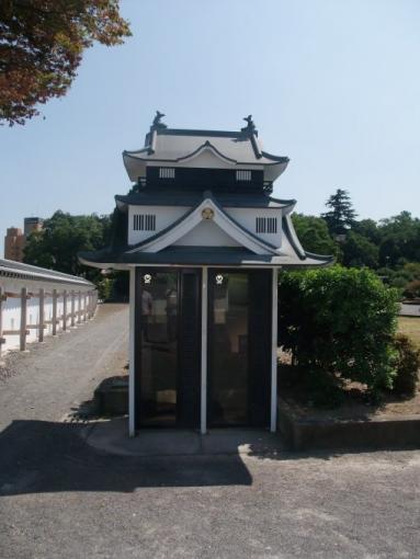 ファイル名: DSCF8223.jpg
ファイルサイズ: 66.1KB
→クリックで元のサイズを表示 天守閣が乗った電話ボックス